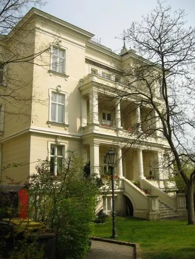 Schöne 3-Zi-Stuck-Altbau-Wohnung in hochherrschaftlicher Villa- Besichtigung: Sonntag, 30.08.2026 — photo 1